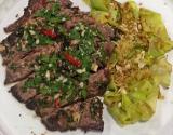 Bavette de bœuf sauce chimichurri et poireaux grillés