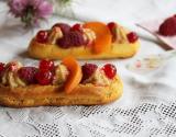 Eclair verveine, framboise, groseille et abricot, éclats de pralines roses