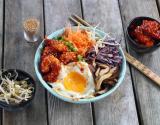 Bibimbap coréen aux crevettes, légumes et champignons