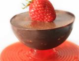 Mousse en coque de chocolat et spaghettis à la fraise