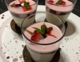 Dessert aux fraises, chocolat blanc et gelée de cassis