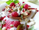 Galette de sarrasin au roquefort Papillon et aux framboises & salade de petits légumes croquants