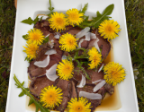 Carpaccio de bœuf sur lit de pissenlits chauds