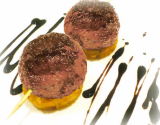 Boulettes de bœuf façon brochette, charlotte en galettes, sauce au Porto sur une réduction balsamique des sucs de cuisson