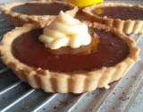 Crème tendre de chocolat en tartelette et ses quelques gouttes de crème safranée