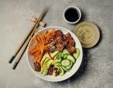 Poke bowl au thon avocat quinoa et crudités