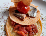 Filet de rouget et tomate séchée sur un blinis au pistou, et tuile de parmesan