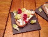 Tartine de fromage frais aux noix, romanesco, topinambour & viande des grisons