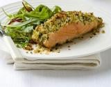 Saumon de Norvège rose en croûte de parmesan sur lit de crème légumes verts et œufs de cabillaud de Norvège