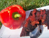 Gâteau fondant au poivron rouge confit piment d'espelette et chocolat noir!