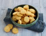 Sablés au parmesan, curry et graines de pavot