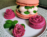 Macaron géant aux framboises et à la chantilly au basilic