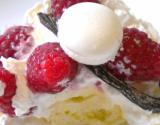 Vacherin, glace à la vanille maison et coulis de framboises