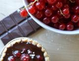 Tartelettes au chocolat noir et groseilles