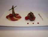 Pigeon en 2 cuissons : cuisse confite au four, filet rôti aux parfums de framboise, noix et cacao, crapaudine et passae-crassane glacées au fond de volaille