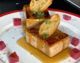 Croustillant de foie gras au pain d'épice et compotée de pomme caramélise