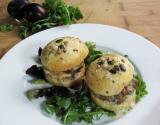 Burger de poulet à la Fourme d'Ambert, oignons confit aux prunes