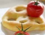 Fougasse et tomate de Marmande farcie à l'Ossau Iraty et pistou de kiwi de l'Adour.