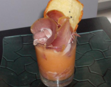 Mousse de melon, jambon cru et tuile de gruyére