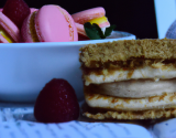 Tiramisu aux framboises et macarons