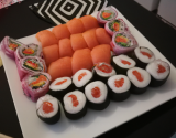 Sushis et makis au saumon