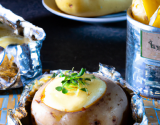 Pomme de terre au roquefort et son emballage d'alluminium