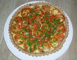 Tarte au thon et tomates sur un lit de courgettes