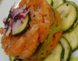 Tartare de saumon frais sur lit de carottes et courgettes