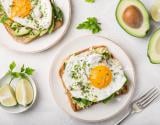 Tartine complète aux pousses d'épinard, avocat et œuf au plat