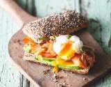 Tartines d'avocat, saumon fumé et oeufs pochés