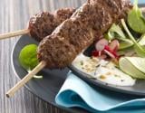 Brochettes sauce yaourt, menthe et cacahuètes sur lit de salade fraîcheur