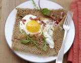 Galette de sarrasin au Bresse Bleu et aux lardons