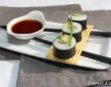 Maki sushi au maquereau, concombre et avocat