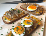 Tartine de poisson mariné à l'œuf poché et oignons frits