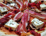 Pizza au fromage de chèvre, jambon fumé et chorizo