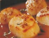 Nage de coquilles Saint-Jacques au jus de carotte et aux 2 coriandres