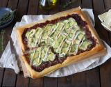 Tarte fine au confit d'oignon, courgettes et Camembert