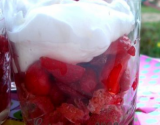 Verrines de fraises - biscuits roses et chantilly