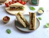 Club sandwich végétarien au houmous, tomates confites et épinards