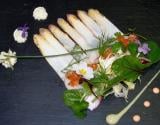 Carpaccio d'asperges et st jacques marinées au vinaigre de mangue