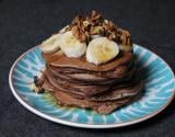 Pancakes au lait de soja au chocolat, topping banane, noix et sirop d'érable