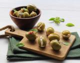 Olives farcies au fromage frais, tomates séchées et basilic