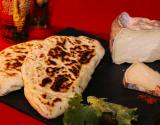 Naans à la tomme de Savoie farcis au poulet aux épices tandoori