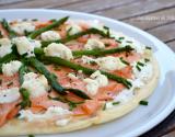 Pizza à la ricotta, saumon fumé et asperges vertes