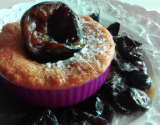 Soufflé sucré sur lit de prunes