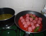 Boulettes de bœuf à la tomate accompagnées de petits pois