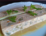 Terrine de volaille aux huîtres et poireaux, gelée aux  épices et effeuillée d'endives