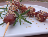 Mini-brochettes de saucisses au romarin et sésame