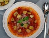 Bouillon de tomates et petits croûtons à l'ail et au persil