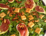 Roquette, figues et chips de pancetta en salade